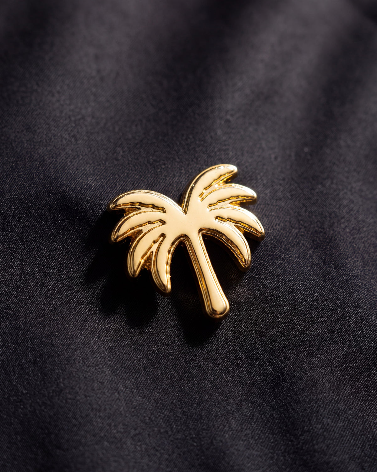 Aplique metálico de palmera en la pantaloneta de baño MAUI