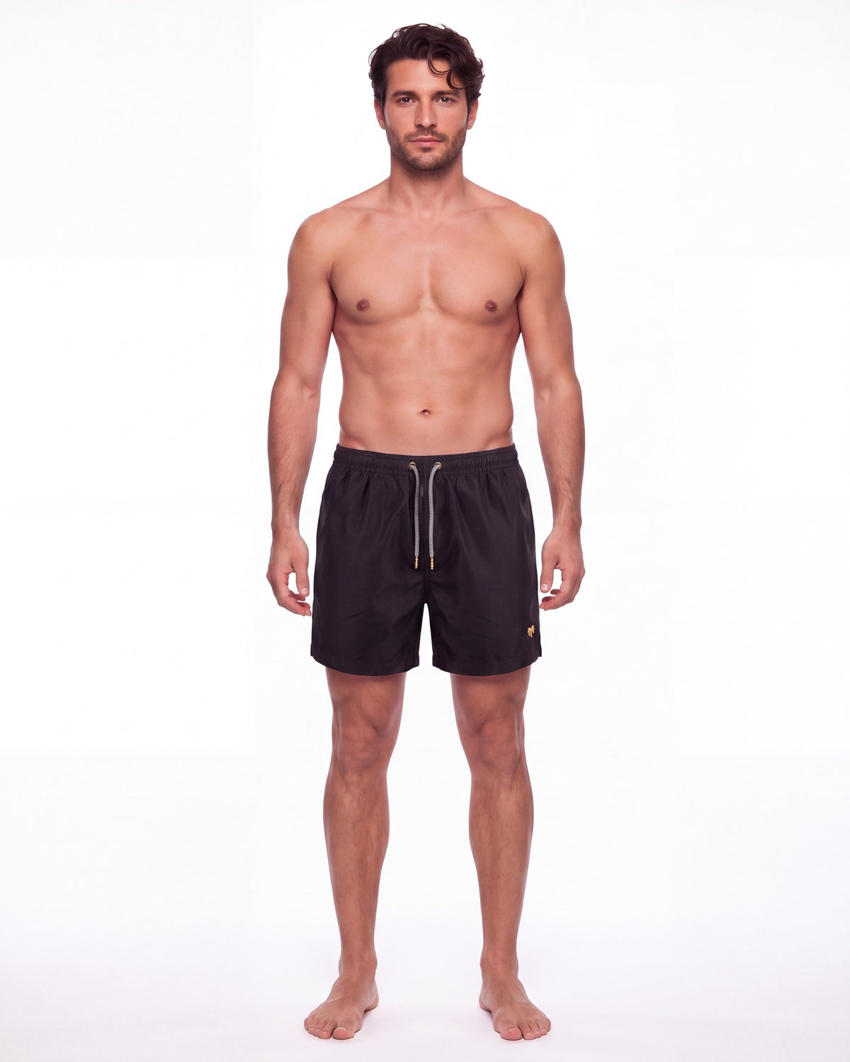 Hombre con pantaloneta de baño MAUI negra lisa, de frente