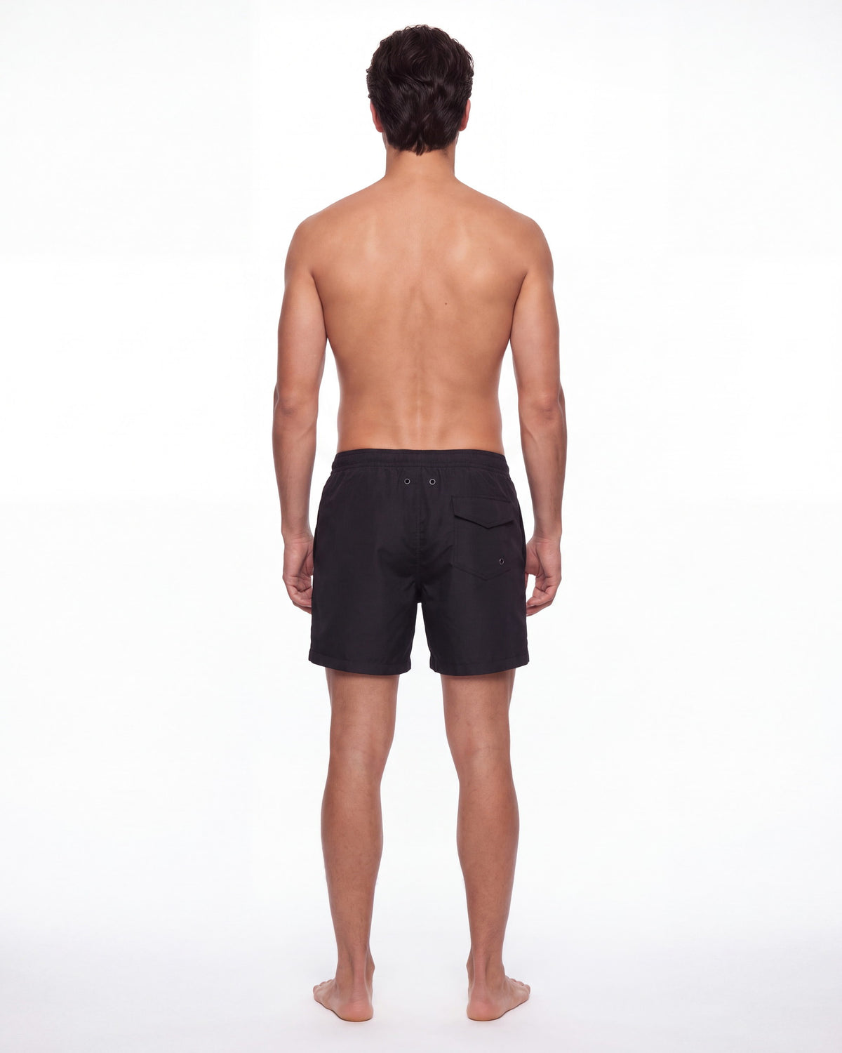 Hombre con pantaloneta de baño MAUI negra lisa, de espaldas