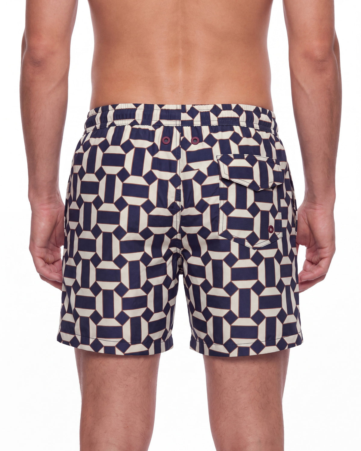 Hombre con pantaloneta de baño MILOS azul marino y crema con geométrico de semicírculos, de espaldas