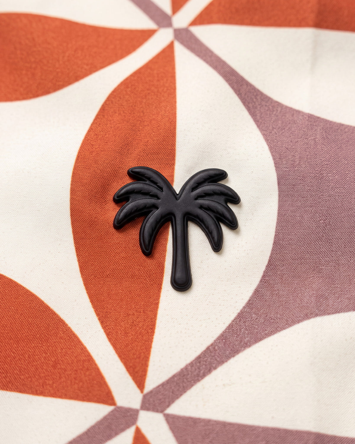 Aplique metálico de palmera en la pantaloneta de baño NISSI