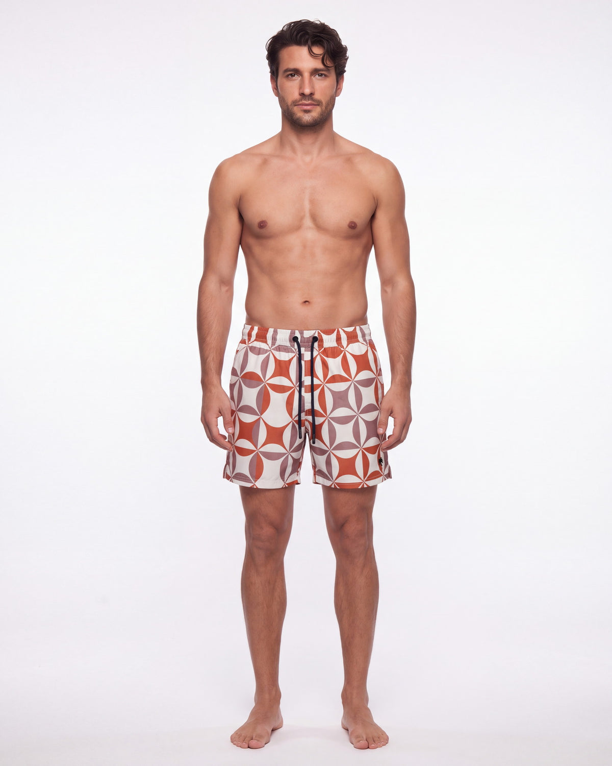 Hombre con pantaloneta de baño NISSI blanca con rosetones geométricos rojos, de frente