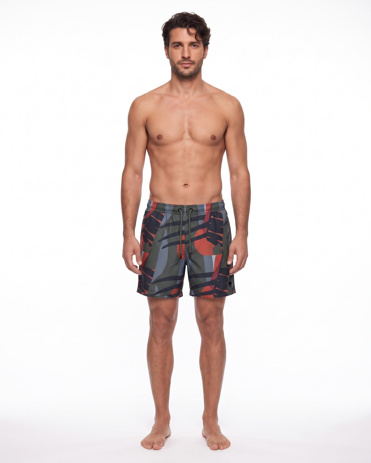 Hombre con pantaloneta de baño OIA gris carbón con bloques angulares, de frente