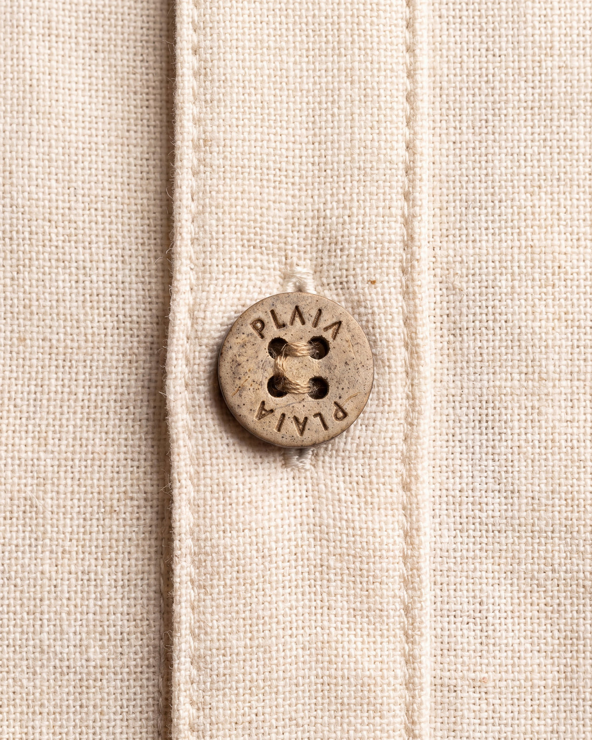 Detalle de los botones de coco de la camiseta PALOMINO blanca