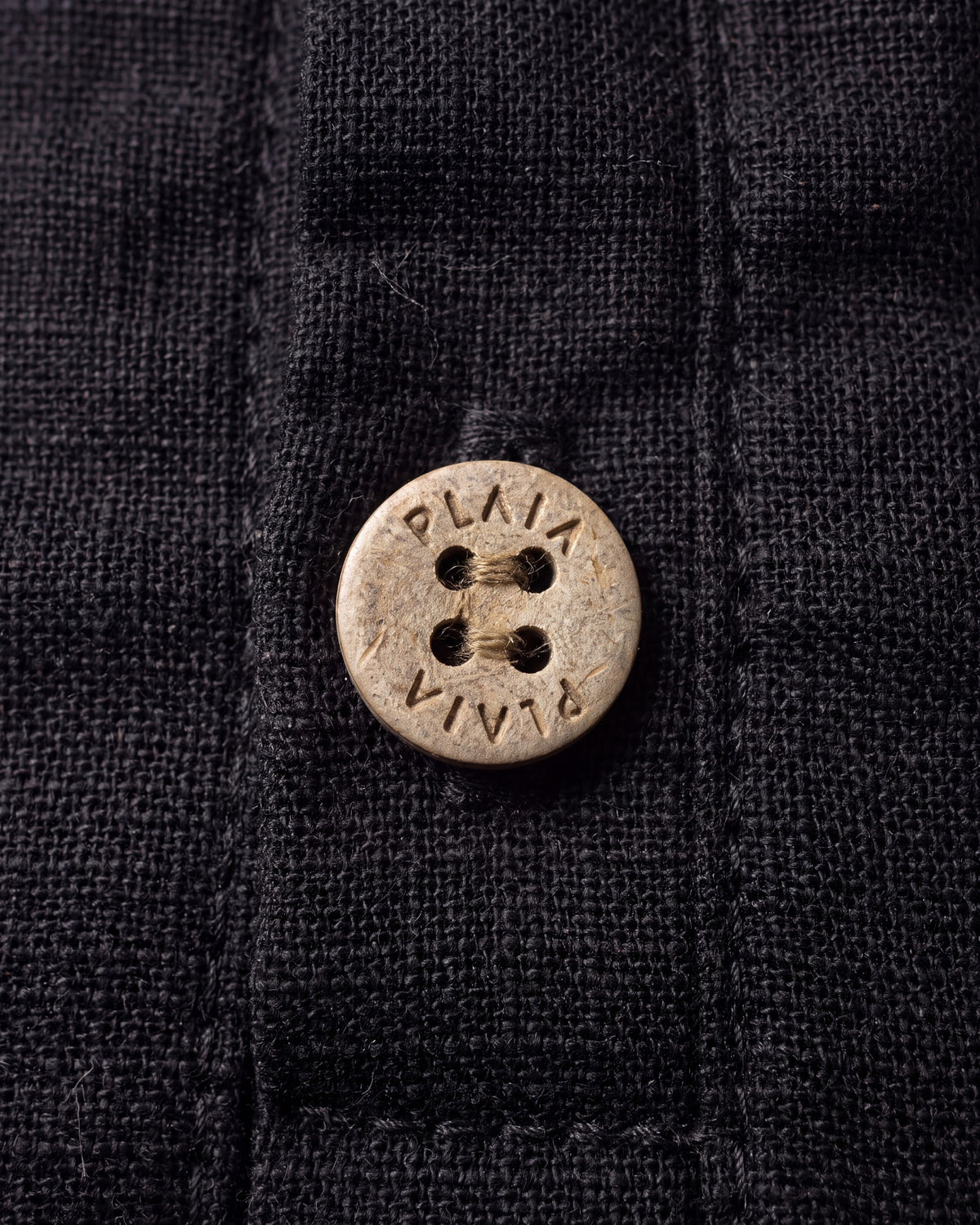 Detalle de los botones de coco de la camiseta PALOMINO negra
