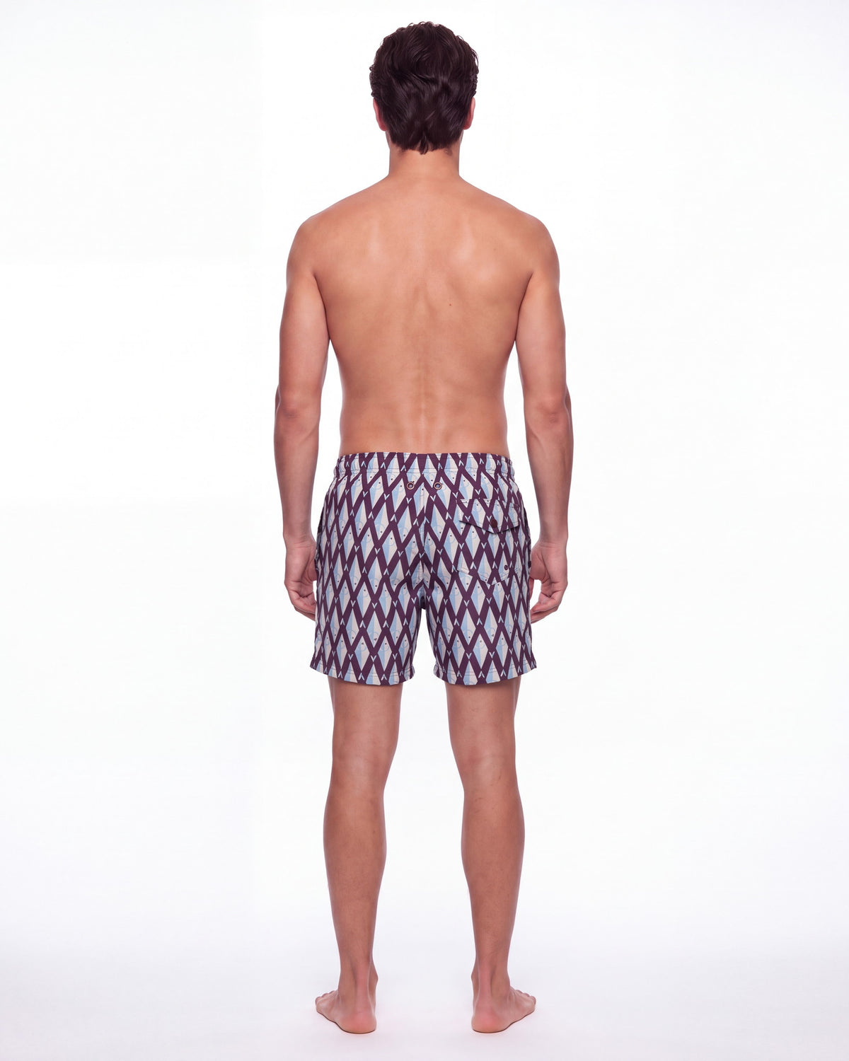 Hombre con pantaloneta de baño SCALA burdeos y aguamarina con celosía de rombos, de espaldas