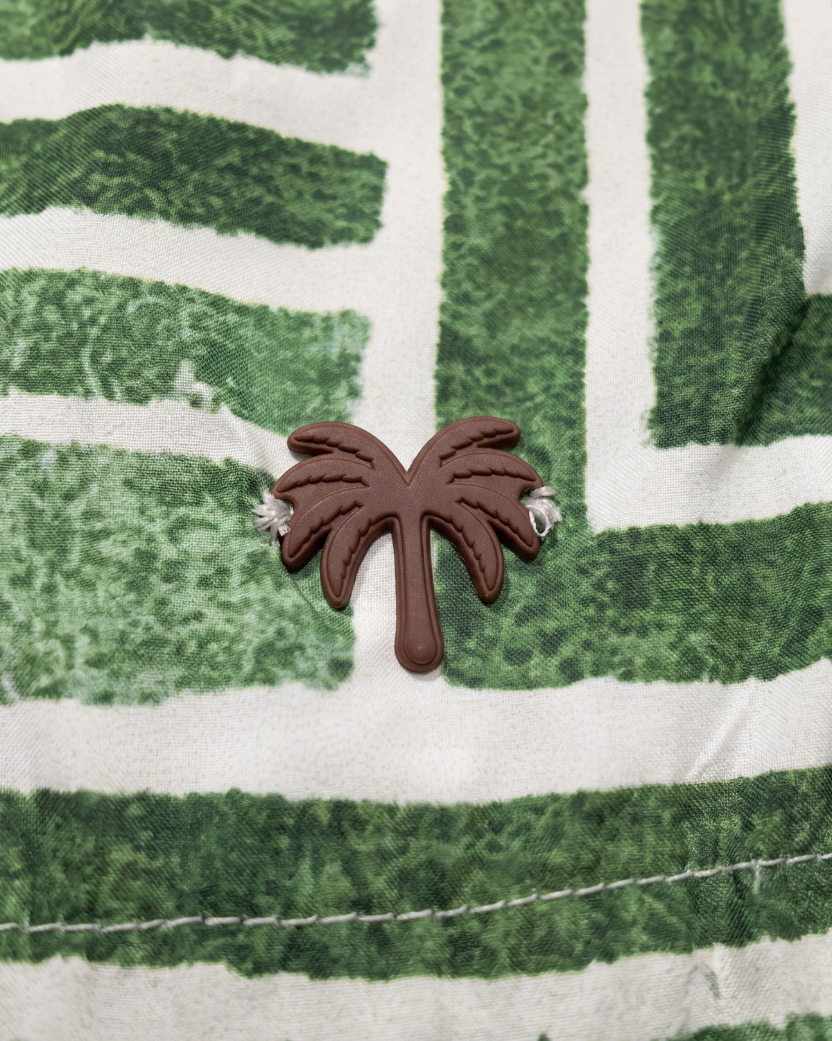 Aplique metálico de palmera en la pantaloneta de baño TULUM