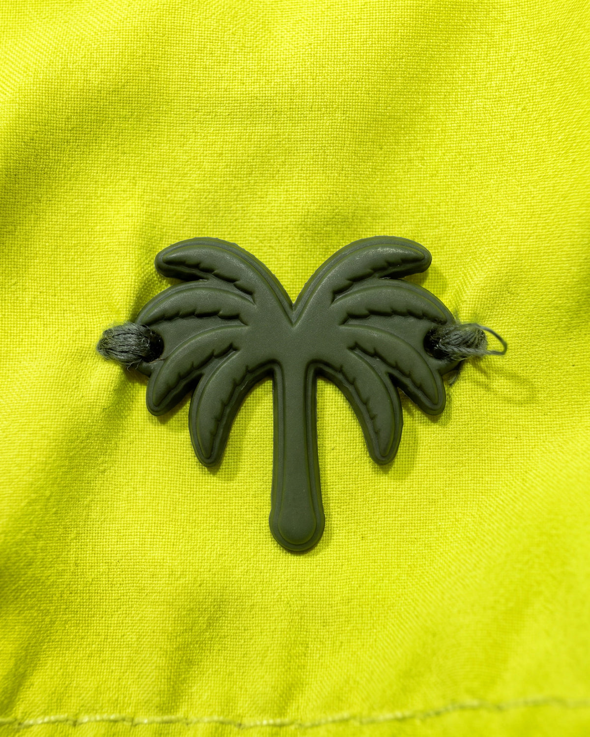 Aplique metálico de palmera en la pantaloneta de baño WAIKIKI