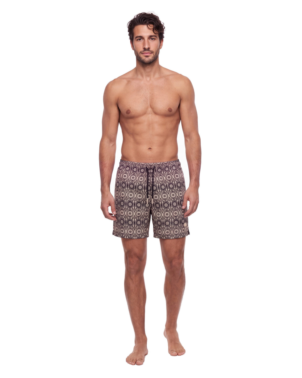 Hombre con pantaloneta de baño ZANZIBAR, medallones tipo mandala marrón oscuro sobre crema, de frente