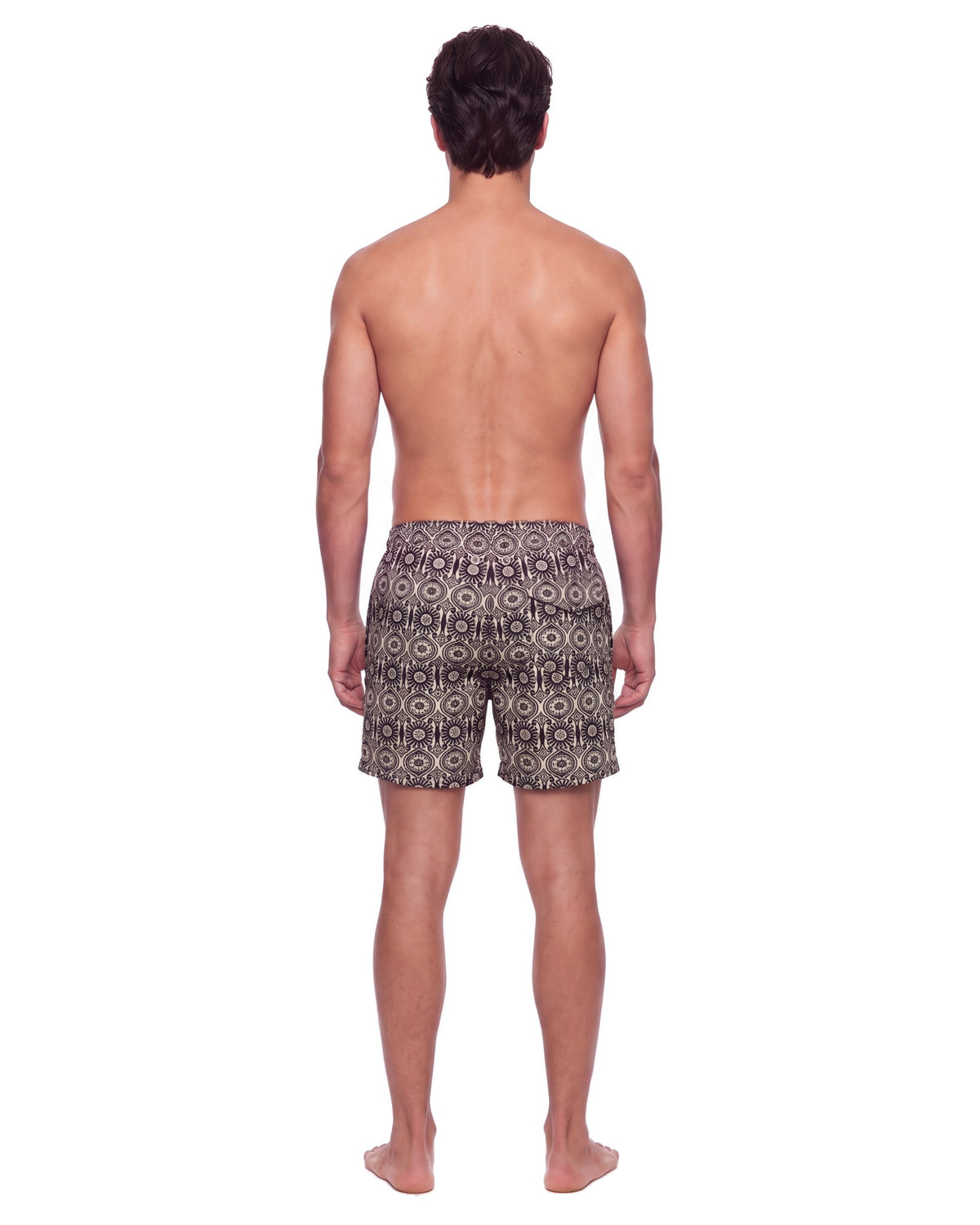 Hombre con pantaloneta de baño ZANZIBAR, medallones tipo mandala marrón oscuro sobre crema, de espaldas