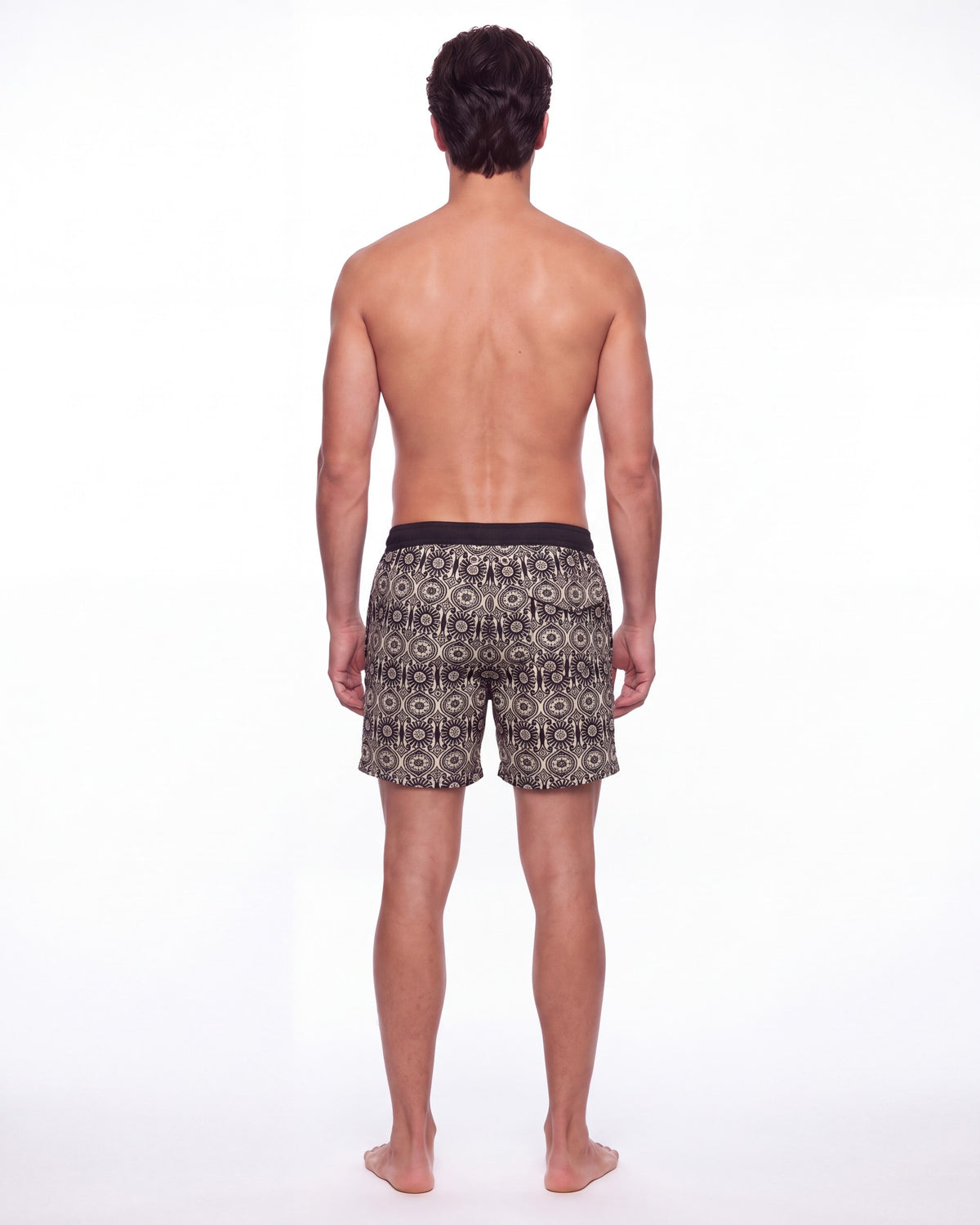 Hombre con pantaloneta de baño ZANZIBAR P crema con medallones ornamentales marrón oscuro, de espaldas